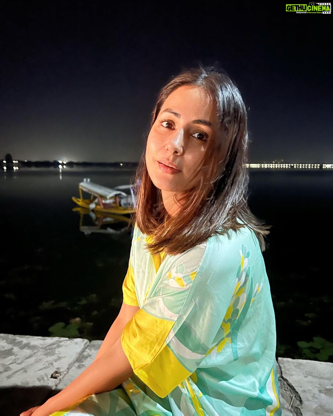Hina Khan Instagram - The most beautiful, serene and calm Dal lake at night.. #kashmirdairies #DilSeKashmiri #kashmirigirl #panenkasheer ❤️