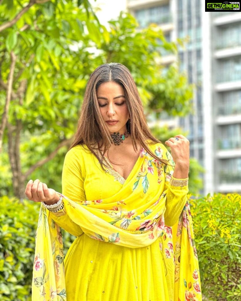 Hina Khan Instagram - The joy of dressing up 💛 @drzya_ridhisuri