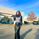 Hina Khan Instagram - Fall🍁 Leather weather.. #FallFashion #winterstyle Don’t miss the beautiful tree behind 😍