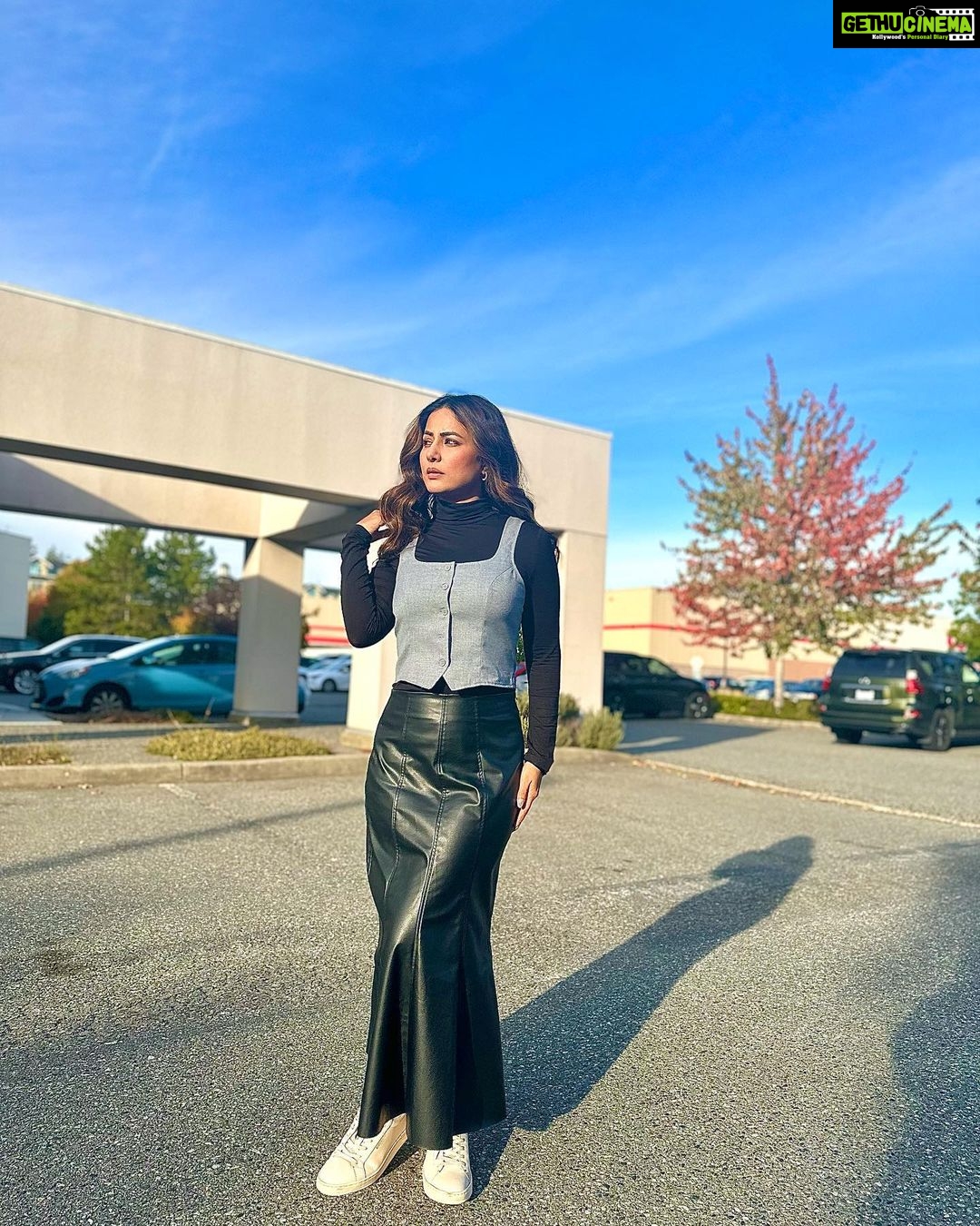 Hina Khan Instagram - Fall🍁 Leather weather.. #FallFashion #winterstyle Don’t miss the beautiful tree behind 😍