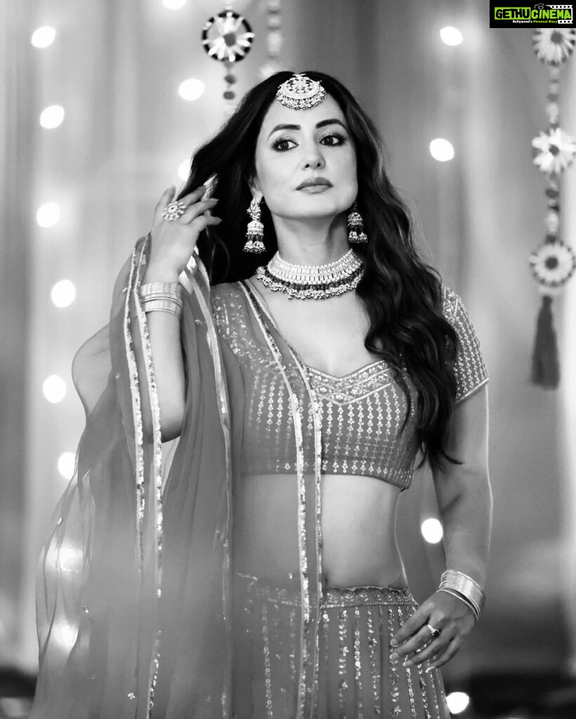 Hina Khan Instagram - Classic 🤍🖤 . Outfit:- @eshakoul_official Jewellery:- @glamutsav Styled by @kansalsunakshi 📸- @itskrajofficial