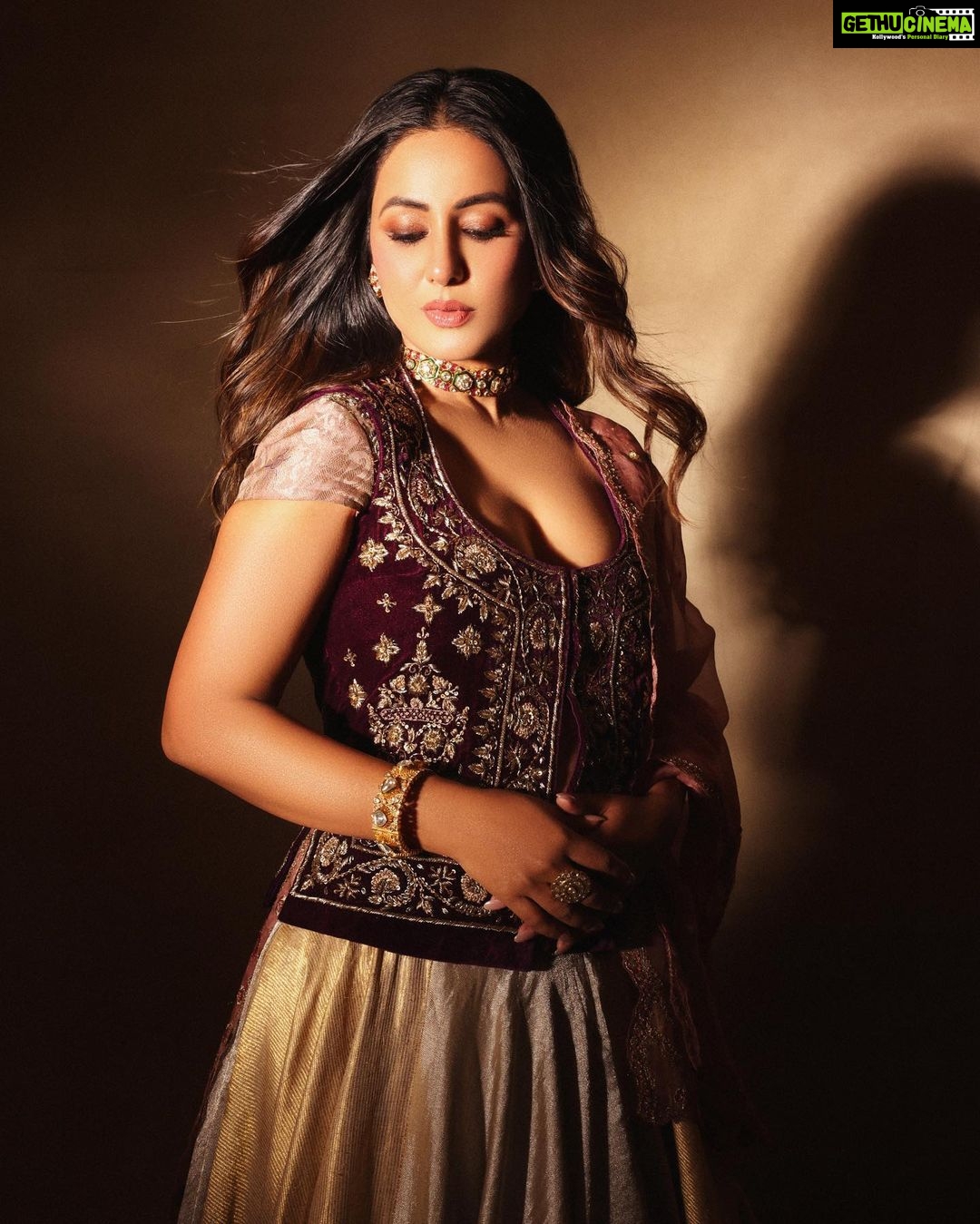 Hina Khan Instagram - Nothing feels as perfect as traditional wear.. Love it π Outfit: @anjumodi Jewellery: @razwada.jewels @amigos.rizwan Styled by: @kansalsunakshi assisted by @siddhi_p17 MUAH @sandhyavermamakeovers πΈ @shutterstrings
