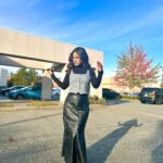 Hina Khan Instagram - Fall🍁 Leather weather.. #FallFashion #winterstyle Don’t miss the beautiful tree behind 😍