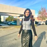 Hina Khan Instagram - Fall🍁 Leather weather.. #FallFashion #winterstyle Don’t miss the beautiful tree behind 😍