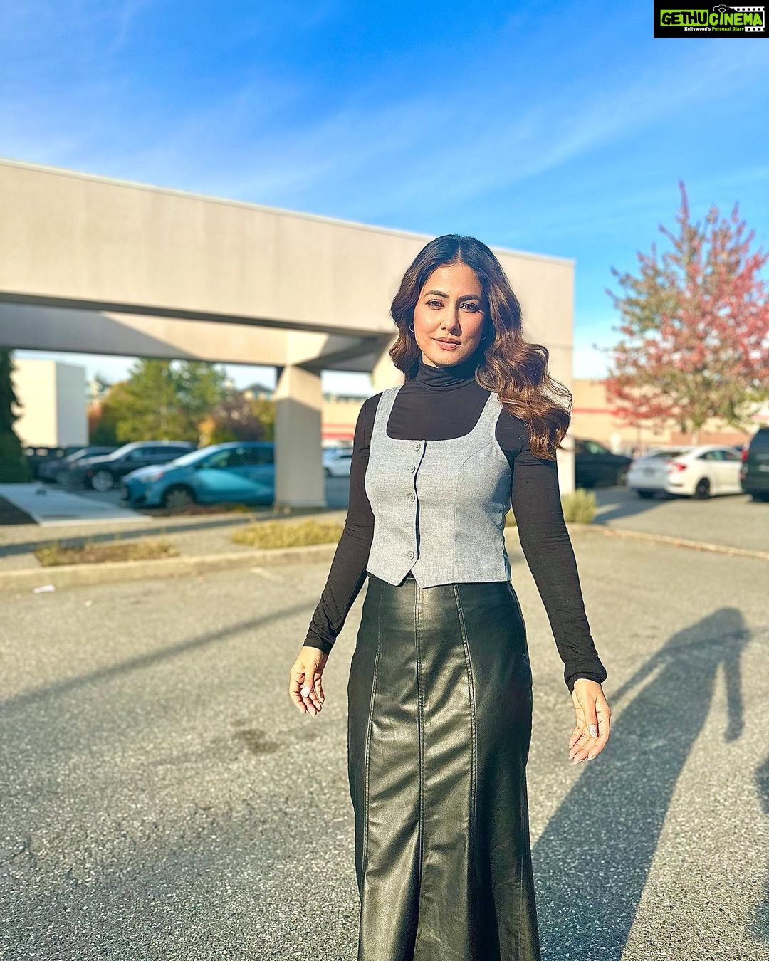 Hina Khan Instagram - Fall🍁 Leather weather.. #FallFashion #winterstyle Don’t miss the beautiful tree behind 😍