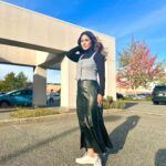 Hina Khan Instagram - Fall🍁 Leather weather.. #FallFashion #winterstyle Don’t miss the beautiful tree behind 😍