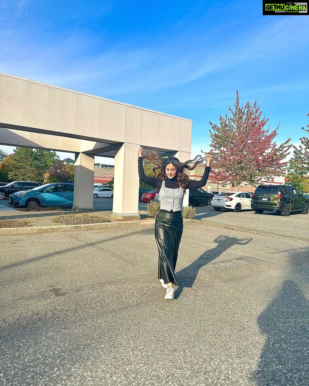 Hina Khan Instagram - Fall🍁 Leather weather.. #FallFashion #winterstyle Don’t miss the beautiful tree behind 😍
