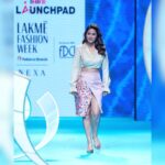 Hina Khan Instagram - Delighted to walk at Lakmé Fashion Week in partnership with FDCI for the INIFD Launchpad show. @lakmefashionwk @inifdofficial @fdciofficial @gladucamepr