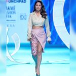 Hina Khan Instagram - Delighted to walk at Lakmé Fashion Week in partnership with FDCI for the INIFD Launchpad show. @lakmefashionwk @inifdofficial @fdciofficial @gladucamepr