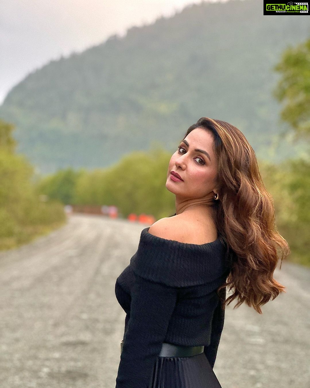 Hina Khan Instagram - Dude I don’t really care kinda look.. #BlackLover #winterstyle #FallFashion