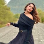 Hina Khan Instagram – Dude I don’t really care kinda look..
#BlackLover #winterstyle #FallFashion