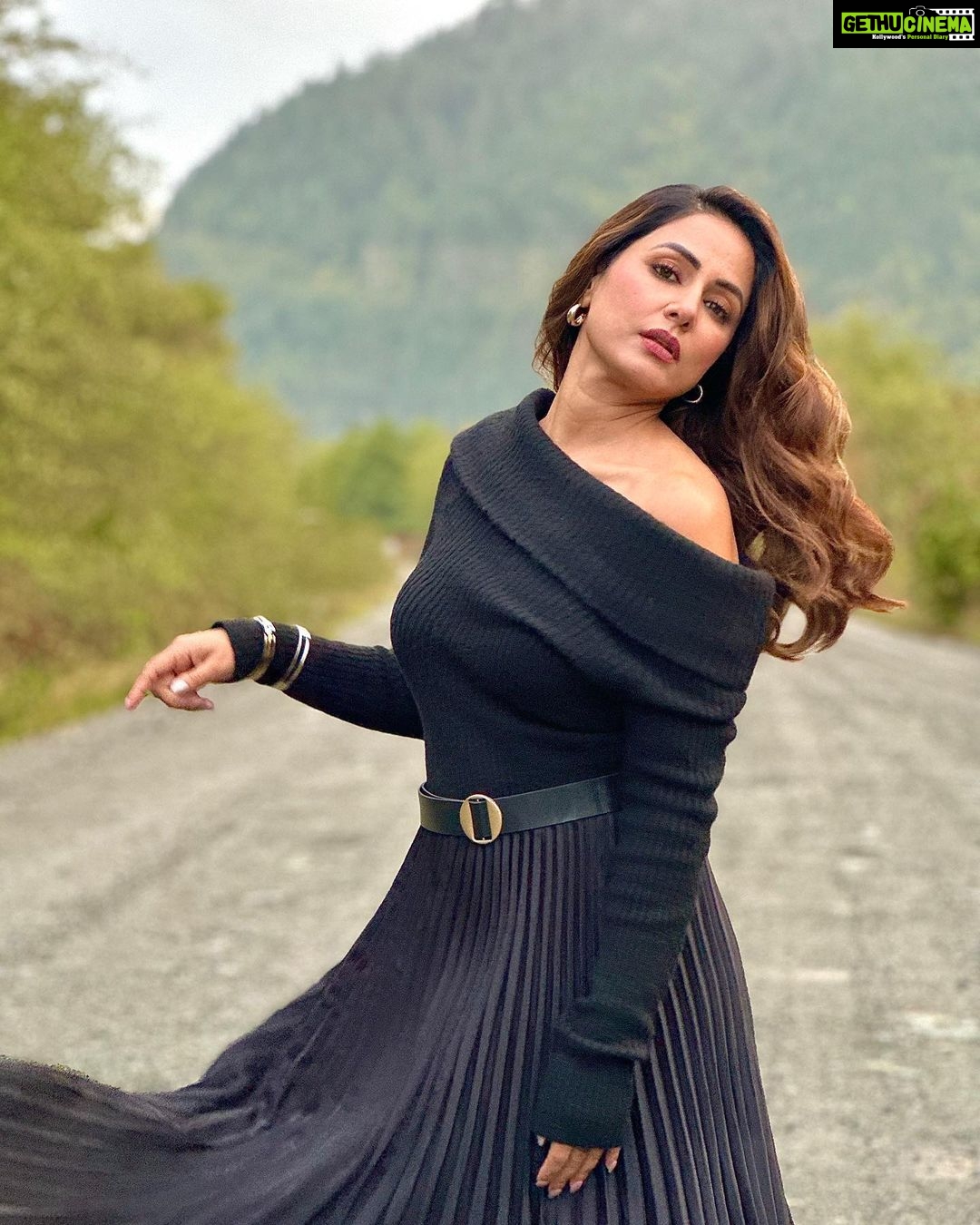Hina Khan Instagram - Dude I don’t really care kinda look.. #BlackLover #winterstyle #FallFashion