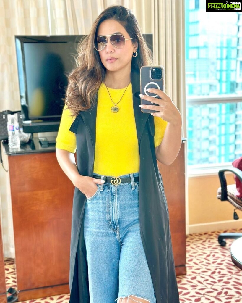 Hina Khan Instagram - And they were all YELLOW 💛 #fallfashion Vancouver, British Columbia