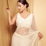 Hina Khan Instagram – Nothing as bold yet graceful, as a lady in saree.. six yards of elegance ๐ค
#SareeGirlForever ๐ค
Outfit:- @quenchathirst
Jewellery:- @gehnajewellers1
Styled by @kansalsunakshi
MUA- @sachinmakeupartist1 @siddhi_hairstylist
๐ธ @visualaffairs_va