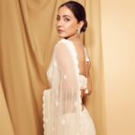 Hina Khan Instagram – Nothing as bold yet graceful, as a lady in saree.. six yards of elegance 🤍
#SareeGirlForever 🤍
Outfit:- @quenchathirst
Jewellery:- @gehnajewellers1
Styled by @kansalsunakshi
MUA- @sachinmakeupartist1 @siddhi_hairstylist
📸 @visualaffairs_va