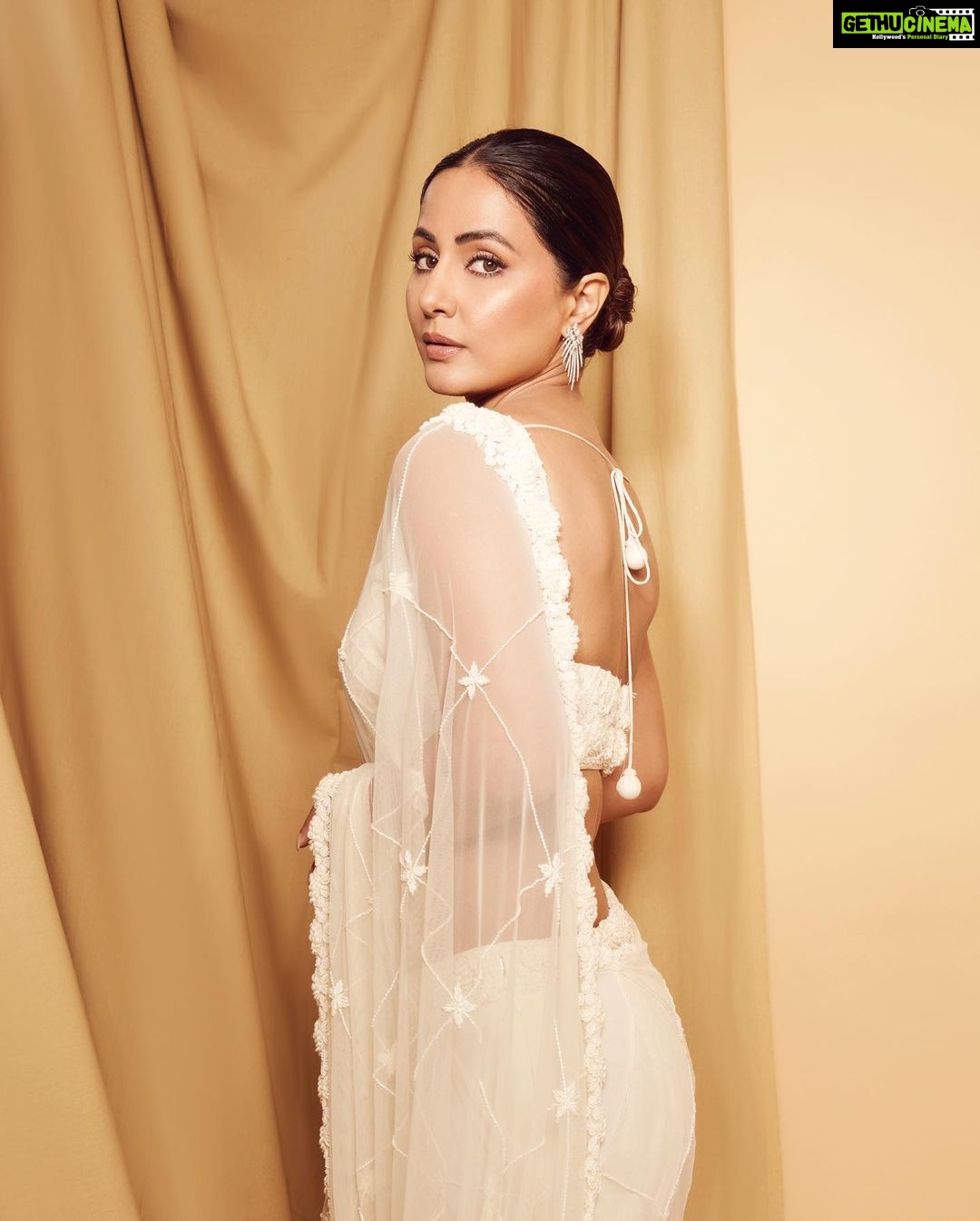 Hina Khan Instagram - Nothing as bold yet graceful, as a lady in saree.. six yards of elegance ๐ค #SareeGirlForever ๐ค Outfit:- @quenchathirst Jewellery:- @gehnajewellers1 Styled by @kansalsunakshi MUA- @sachinmakeupartist1 @siddhi_hairstylist ๐ธ @visualaffairs_va