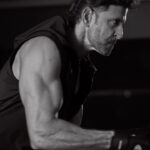 Hrithik Roshan Instagram - Hard work comes with a little pain, but it’s not something you cannot Beat! Trust @getbeatxp massage gun for super quick pain relief and faster muscle recovery. #BeatTheLimits #beatXP #Ad