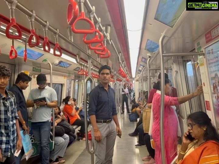 Hrithik Roshan Instagram - Took the metro to work today. Met some really sweet n kind folks. Sharing with you the love they gave me. The experience was spectacular. Beat the heat + the traffic. Saved my back for the action shoot I’m going for.