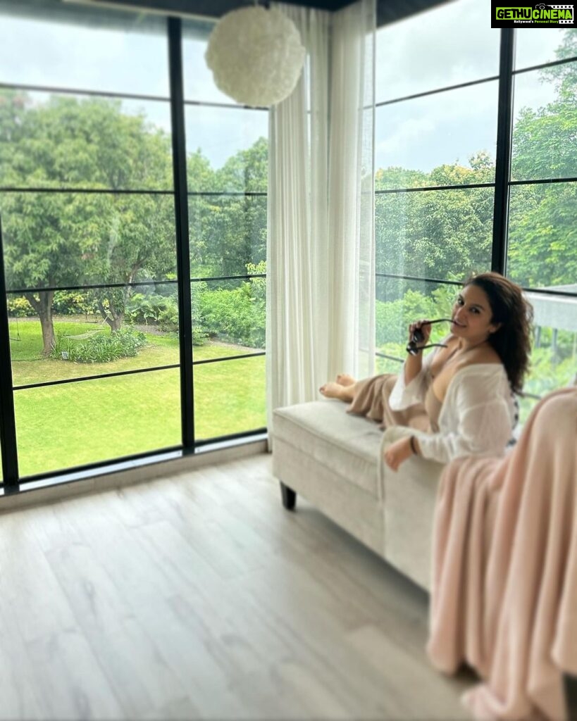 Huma Qureshi Instagram - Major Missing the comfort of this beautiful @airbnb property.. all those asking it’s in Alibaug .. So whoever is going please take me along ;-)