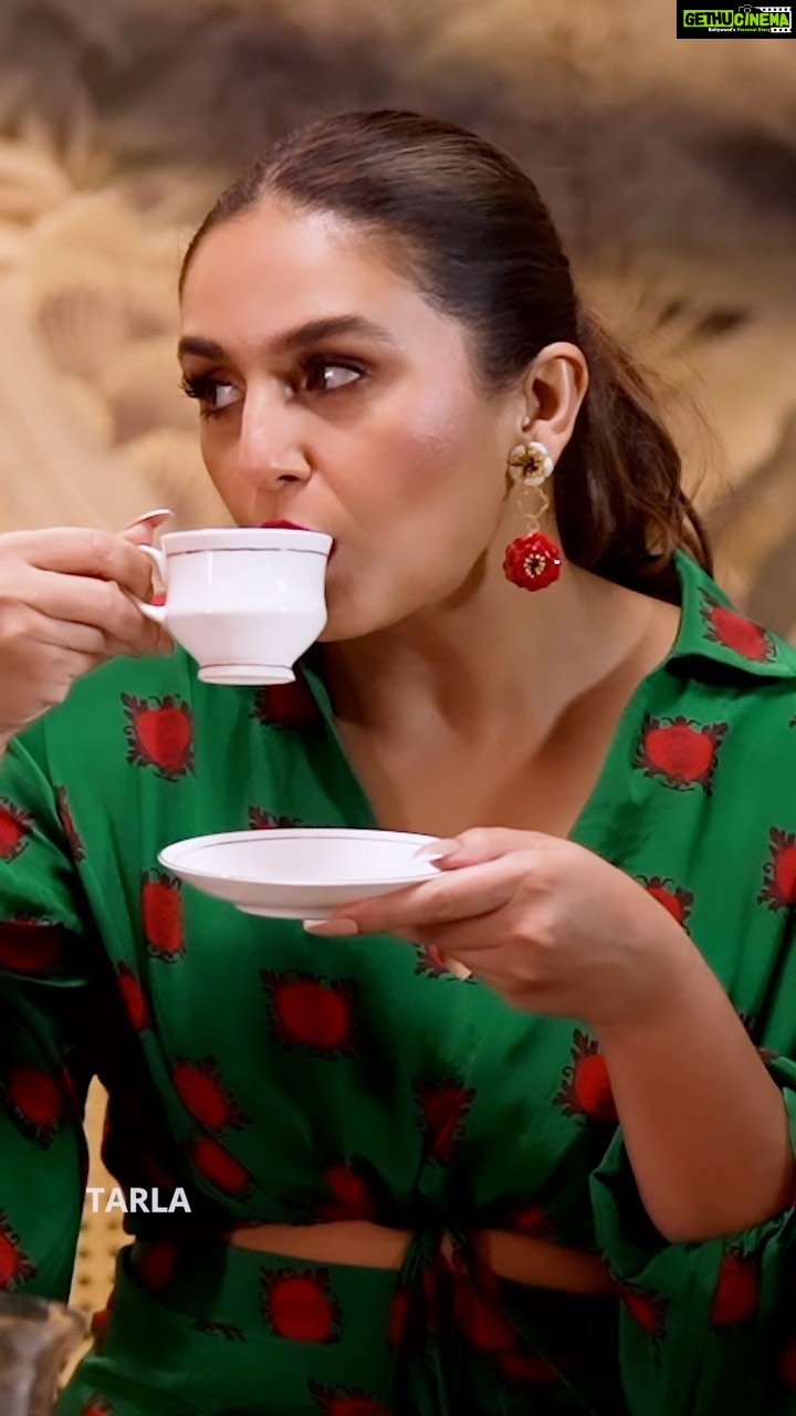 Huma Qureshi Instagram - Ek pyaali chai aur Tarla ki recipes dono ka ek hi kaam hai, dil ko khush kar dena☕️❤️ 1 Day to go, Watch #TarlaOnZEE5, premieres 7th July. @mrfilmistaani @pglens @ronnie.screwvala @ashwinyiyertiwari @niteshtiwari22 @gautamved83 @pashanjal @hasanainhooda @varun.shetty.1840 @tarladalal @renudalalcooking @manish_kalra_ @_sanjayshetty #SanjayDalal @deepak_dalal_official @rsvpmovies @earthskynotes @zee5 @zee5global @zeemusiccompany