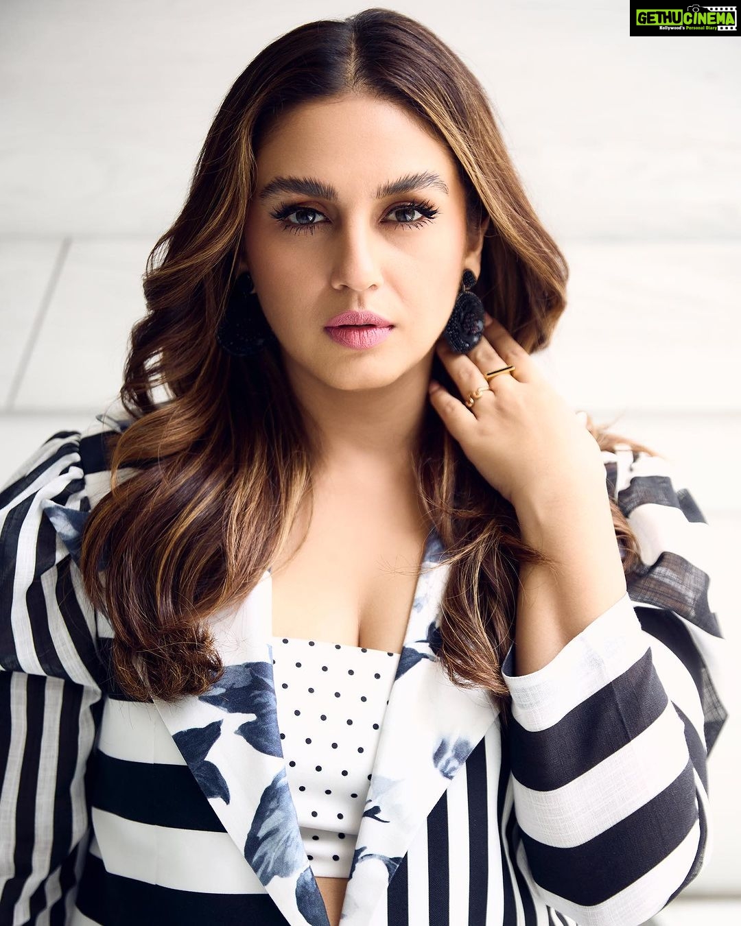 Huma Qureshi Instagram - When Tarla ji can’t stop touching her hair … #delhi #promotions Styled by : @sanamratansi Assisted by : @nirikshapoojary_ @ankitha_chauhan @sr_styleco Pant suit - @julyissue_online Earrings : @azotiique Rings - @e3kjewelry @ascend.rohank Photographer : @akshat_rastogi22 Hair : @rakshandairanimakeupandhair Make up : @ajayvrao721 Nails : @itssoezi