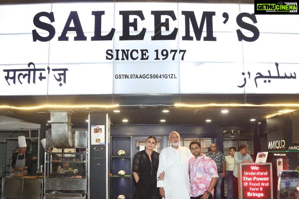 Huma Qureshi Instagram - Tarla was here 🤍 at Saleem’s eating Batata Musalam. The journey of Tarla and Saleem’s started back in the 70s. Today, almost 50 years later, looking at these two worlds come together makes my heart swell with pride. The power of food and how it brings communities together is one of the most beautiful things about India. #TarlaOnZEE5, premieres 7th July @mrfilmistaani @pglens @ronnie.screwvala @ashwinyiyertiwari @niteshtiwari22 @gautamved83 @pashanjal @hasanainhooda @varun.shetty.1840 @tarladalal @renudalalcooking @manish_kalra_ @_sanjayshetty #SanjayDalal @deepak_dalal_official @rsvpmovies @earthskynotes @zee5 @zee5global @zeemusiccompany @wearesaleems