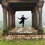Huma Qureshi Instagram - What a beautiful country we live in … Few days ago I was walking barefoot in Kashmir and today hiking up the gorgeous Chanderi Fort in MP .. What a view .. #Blessed #morninghike #goodmorning #diversity 🤍