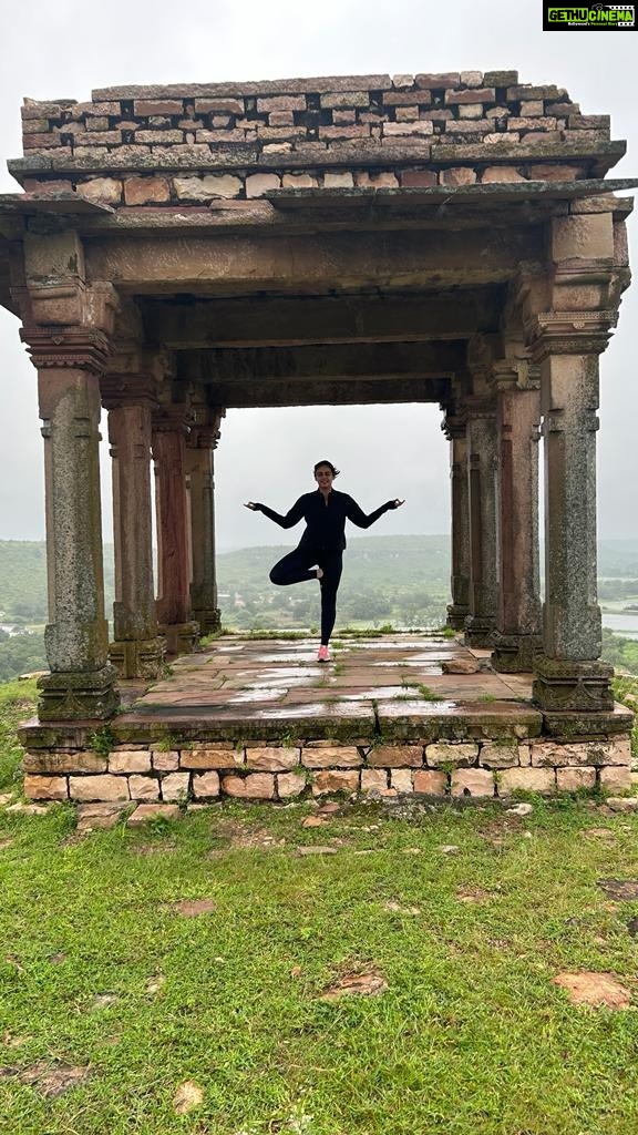 Huma Qureshi Instagram - What a beautiful country we live in … Few days ago I was walking barefoot in Kashmir and today hiking up the gorgeous Chanderi Fort in MP .. What a view .. #Blessed #morninghike #goodmorning #diversity 🤍