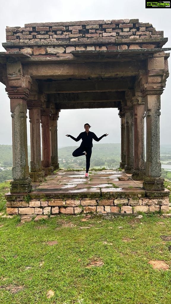 Huma Qureshi Instagram - What a beautiful country we live in β¦ Few days ago I was walking barefoot in Kashmir and today hiking up the gorgeous Chanderi Fort in MP .. What a view .. #Blessed #morninghike #goodmorning #diversity π€