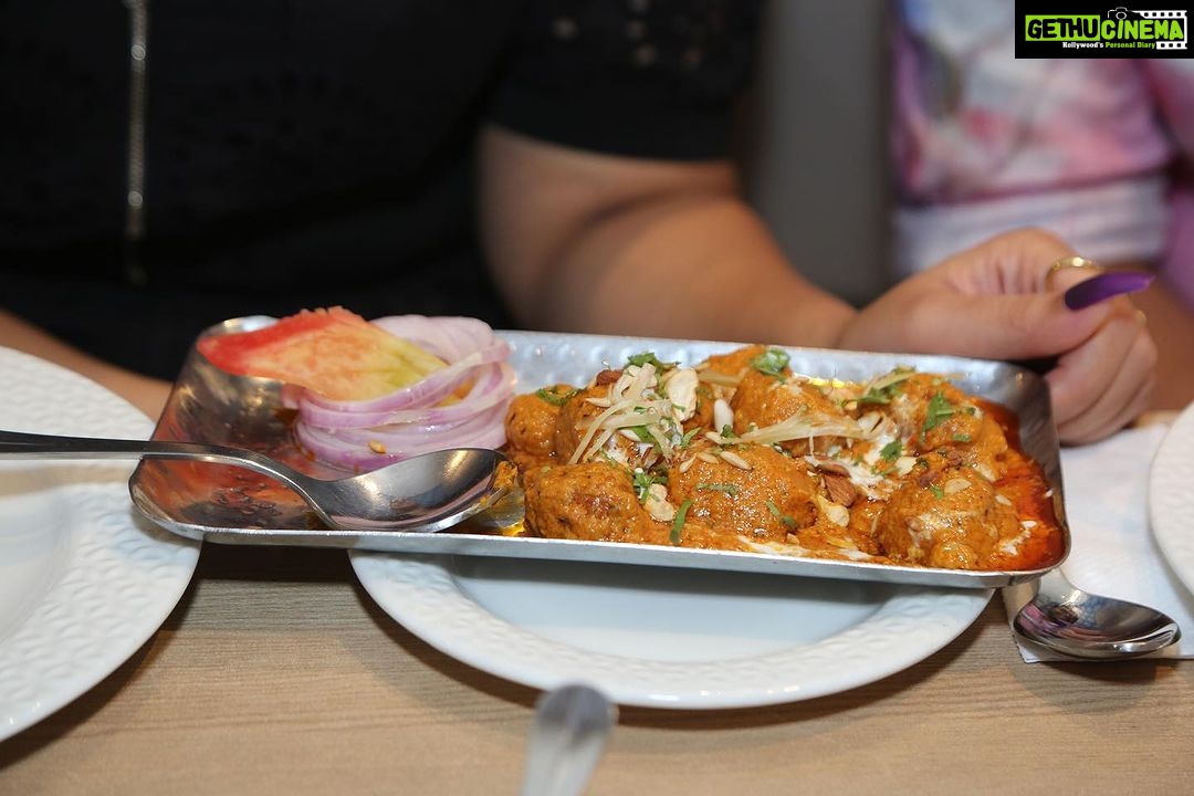 Huma Qureshi Instagram - Tarla was here 🤍 at Saleem’s eating Batata Musalam. The journey of Tarla and Saleem’s started back in the 70s. Today, almost 50 years later, looking at these two worlds come together makes my heart swell with pride. The power of food and how it brings communities together is one of the most beautiful things about India. #TarlaOnZEE5, premieres 7th July @mrfilmistaani @pglens @ronnie.screwvala @ashwinyiyertiwari @niteshtiwari22 @gautamved83 @pashanjal @hasanainhooda @varun.shetty.1840 @tarladalal @renudalalcooking @manish_kalra_ @_sanjayshetty #SanjayDalal @deepak_dalal_official @rsvpmovies @earthskynotes @zee5 @zee5global @zeemusiccompany @wearesaleems