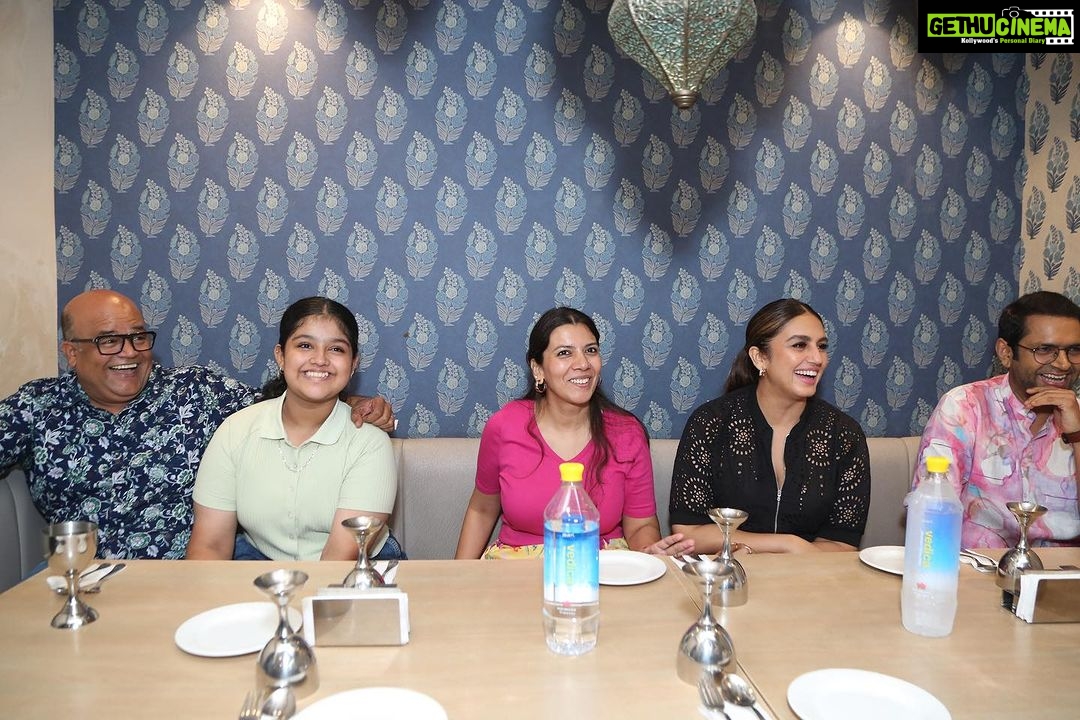 Huma Qureshi Instagram - Tarla was here 🤍 at Saleem’s eating Batata Musalam. The journey of Tarla and Saleem’s started back in the 70s. Today, almost 50 years later, looking at these two worlds come together makes my heart swell with pride. The power of food and how it brings communities together is one of the most beautiful things about India. #TarlaOnZEE5, premieres 7th July @mrfilmistaani @pglens @ronnie.screwvala @ashwinyiyertiwari @niteshtiwari22 @gautamved83 @pashanjal @hasanainhooda @varun.shetty.1840 @tarladalal @renudalalcooking @manish_kalra_ @_sanjayshetty #SanjayDalal @deepak_dalal_official @rsvpmovies @earthskynotes @zee5 @zee5global @zeemusiccompany @wearesaleems