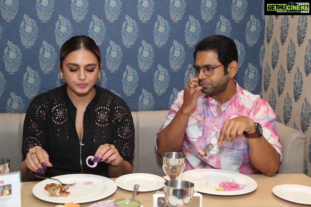 Huma Qureshi Instagram - Tarla was here 🤍 at Saleem’s eating Batata Musalam. The journey of Tarla and Saleem’s started back in the 70s. Today, almost 50 years later, looking at these two worlds come together makes my heart swell with pride. The power of food and how it brings communities together is one of the most beautiful things about India. #TarlaOnZEE5, premieres 7th July @mrfilmistaani @pglens @ronnie.screwvala @ashwinyiyertiwari @niteshtiwari22 @gautamved83 @pashanjal @hasanainhooda @varun.shetty.1840 @tarladalal @renudalalcooking @manish_kalra_ @_sanjayshetty #SanjayDalal @deepak_dalal_official @rsvpmovies @earthskynotes @zee5 @zee5global @zeemusiccompany @wearesaleems