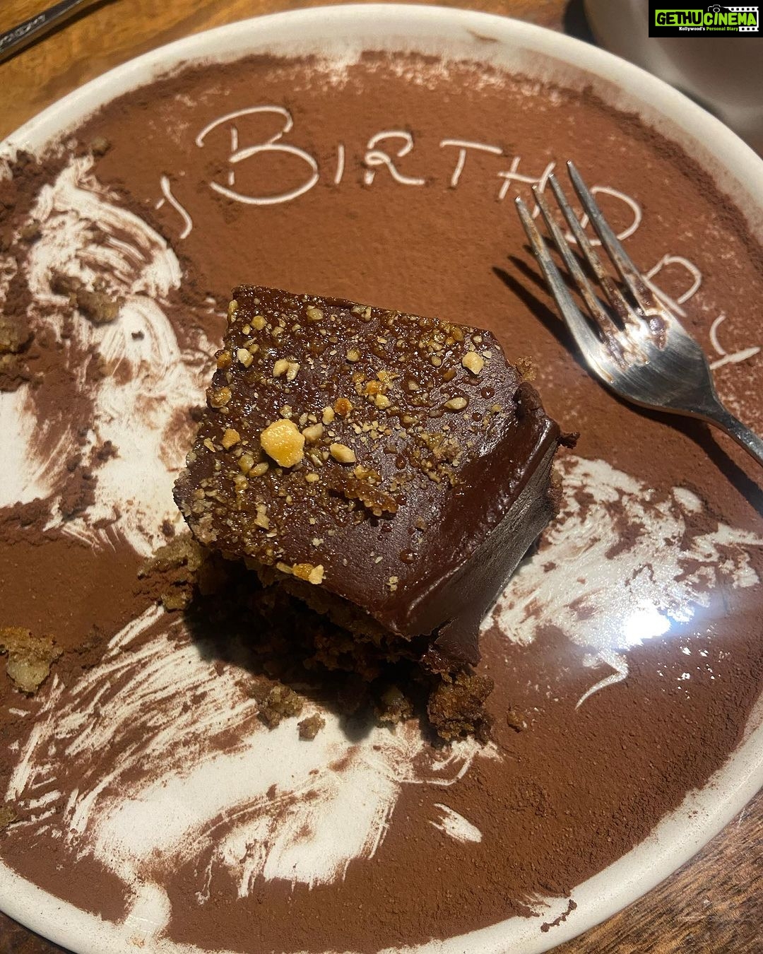 Huma Qureshi Instagram - I love you all🥰 Thank you for all the bday wishes.. feeling so blessed... I’m busy eating cake . Will reply to everyone shortly #love #gratitude #happybirthdaytome