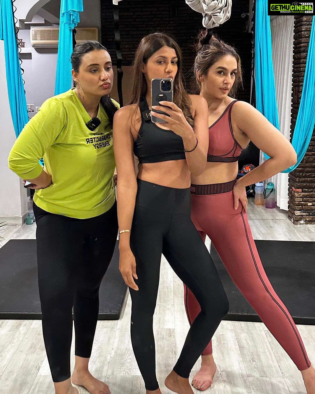 Huma Qureshi Instagram - Barbie core or Kenergy💥 Such a beautiful afternoon with these powerful and fun yoginis @iamhumaq and @janiceseq85 🤎 Ppsstt…we’re upto something exciting and fun 🙌🏻 Stay Tuned 🕰🙌🏻 #YogaGirl #YogaLover #GirlGang #Yoginis #AnshukaParwani #AnshukaYogaWellness #YogaMumbai #AnshukaYoga #HumaQureshi #JaniceSequeira Anshuka Yoga
