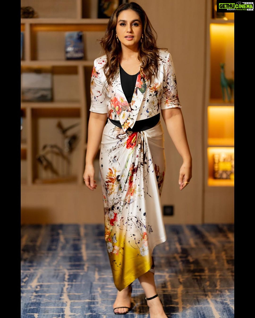 Huma Qureshi Instagram - 🌺 #ahmedabad #daytrip #casual Outfit: @akok.in Shoes: @trufflecollectionindia Jewellery: @shopanatina @e3kjewelry @ascend.rohank Styled by: @dhruvadityadave Make up by: @ritikavatsmakeupandhair Hair by: @nargis9052 Shot by: @devansh5
