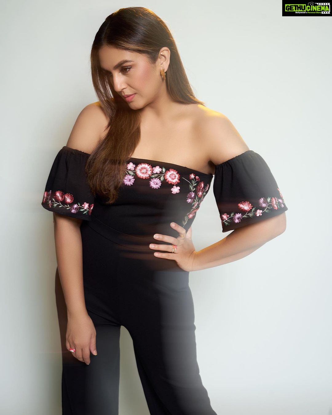 Huma Qureshi Instagram - Sundays are for lazingggg … but this is a shoot from #Tarla promotions #mood #love #lazy #mess Styled by : @sanamratansi Assisted by : @nirikshapoojary_ @ankitha_chauhan @sr_styleco Jumpsuit - @coverstoryfsl Earrings : @misho_designs Rings - @inezeofficial @zevarking Photographer : @ayushguptaphoto Hair : @rakshandairanimakeupandhair Make up : @ajayvrao721 Nails : @itssoezi