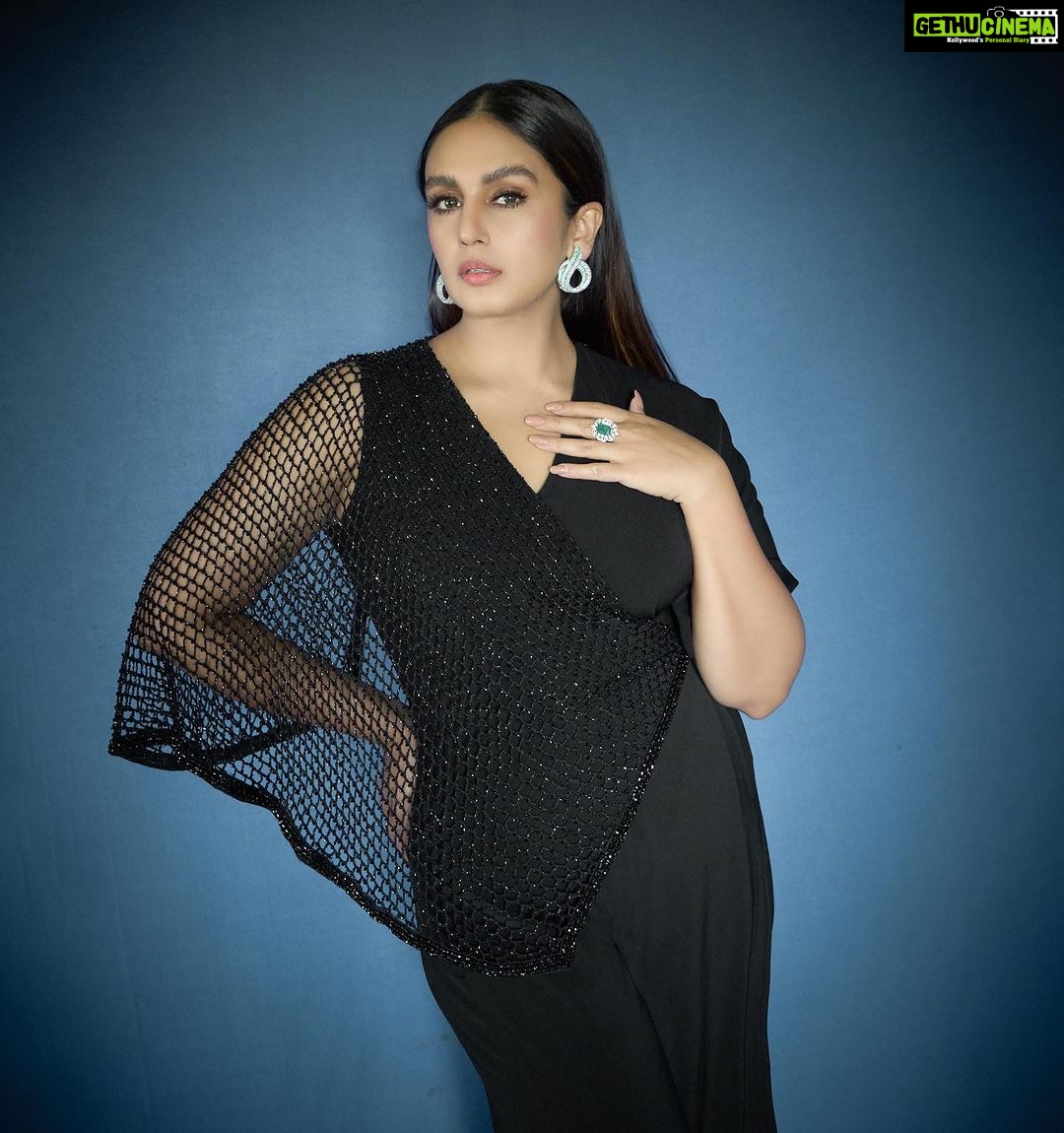 Huma Qureshi Instagram - Black Swan 🦢 Styled by @aeshulalanshah @kanysshka Outfit @babitamalkani @viralmantra Jewellery @hybajewels Footwear @aands_official @ascend.rohank Make up @ajayvrao721 Hair @rakshandairanimakeupandhair Nails @itsoezi Photographer @harshalshah95