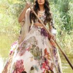 Huma Qureshi Instagram - The gorgeous Huma Qureshi pays an ode to Kashmir, her mother’s homeland, as she shoots with HT City Showstoppers in the serene Dal Lake in Srinagar, Kashmir. The actor was in the city to walk as the showstopper for couturier Varun Bahl’s show – A Love Letter to Kashmir. The actor is wearing a splendid white floral print lehenga with 3 D floral embellishments by @varunbahlcouture @varun_bahl Concept: Shara Ashraf (@sharaashraf) Styled by: Gopalika Virmani (@gopalikavirmani) Jewellery: The House of Rambhajos (@thehouseoframbhajos) Video: Smriti Jha (@photographsbysmriti) and Lakshay Sachdeva (@lakshaysachdevaphotography) Edited by: Vimal Raj (@_thestillframe_) Production: Irshu (@euphoriatravelservices) Coordination: Zahera Kayanat (@kayanaaaaat) Srinagar, Jammu and Kashmir