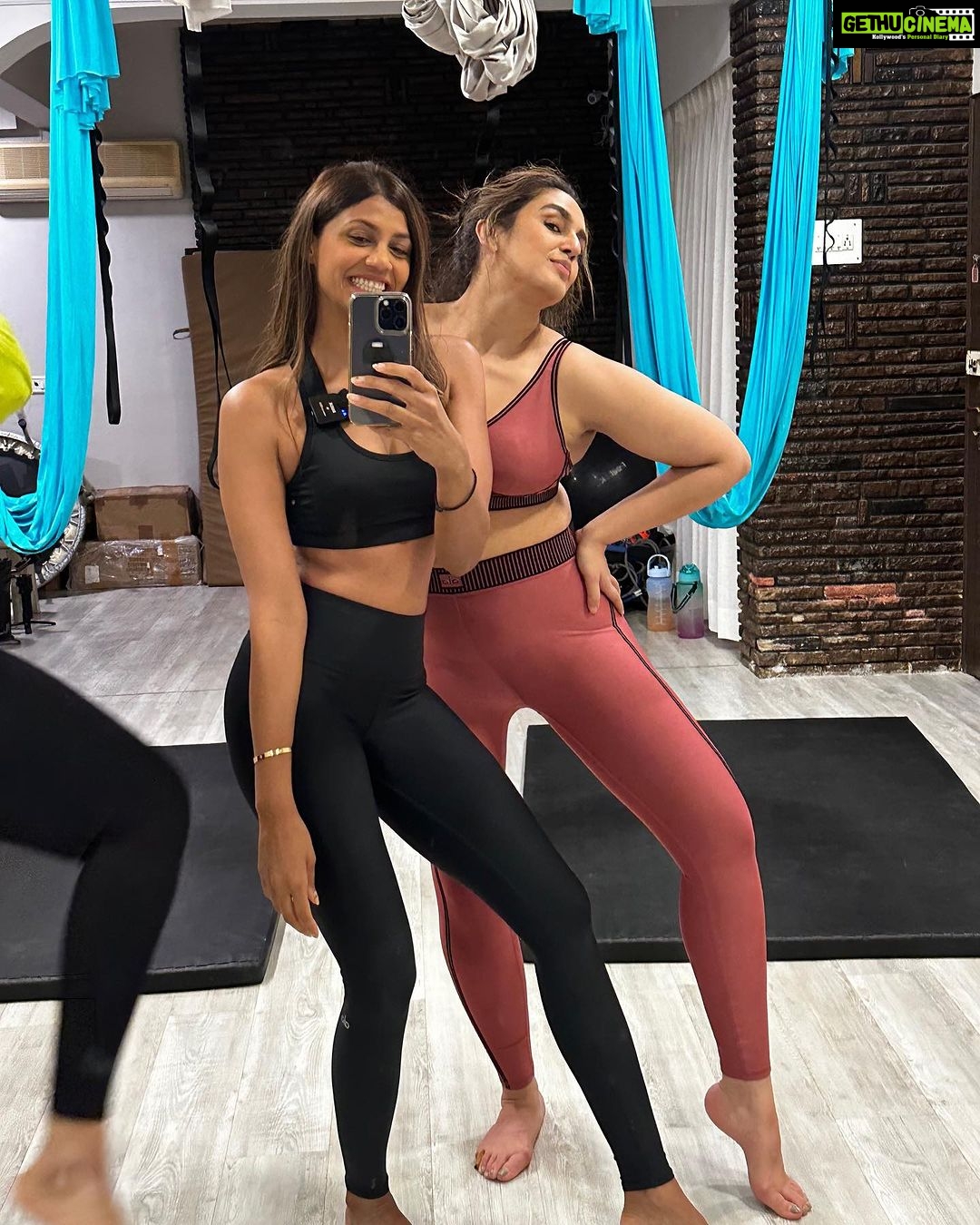 Huma Qureshi Instagram - Barbie core or Kenergy💥 Such a beautiful afternoon with these powerful and fun yoginis @iamhumaq and @janiceseq85 🤎 Ppsstt…we’re upto something exciting and fun 🙌🏻 Stay Tuned 🕰🙌🏻 #YogaGirl #YogaLover #GirlGang #Yoginis #AnshukaParwani #AnshukaYogaWellness #YogaMumbai #AnshukaYoga #HumaQureshi #JaniceSequeira Anshuka Yoga
