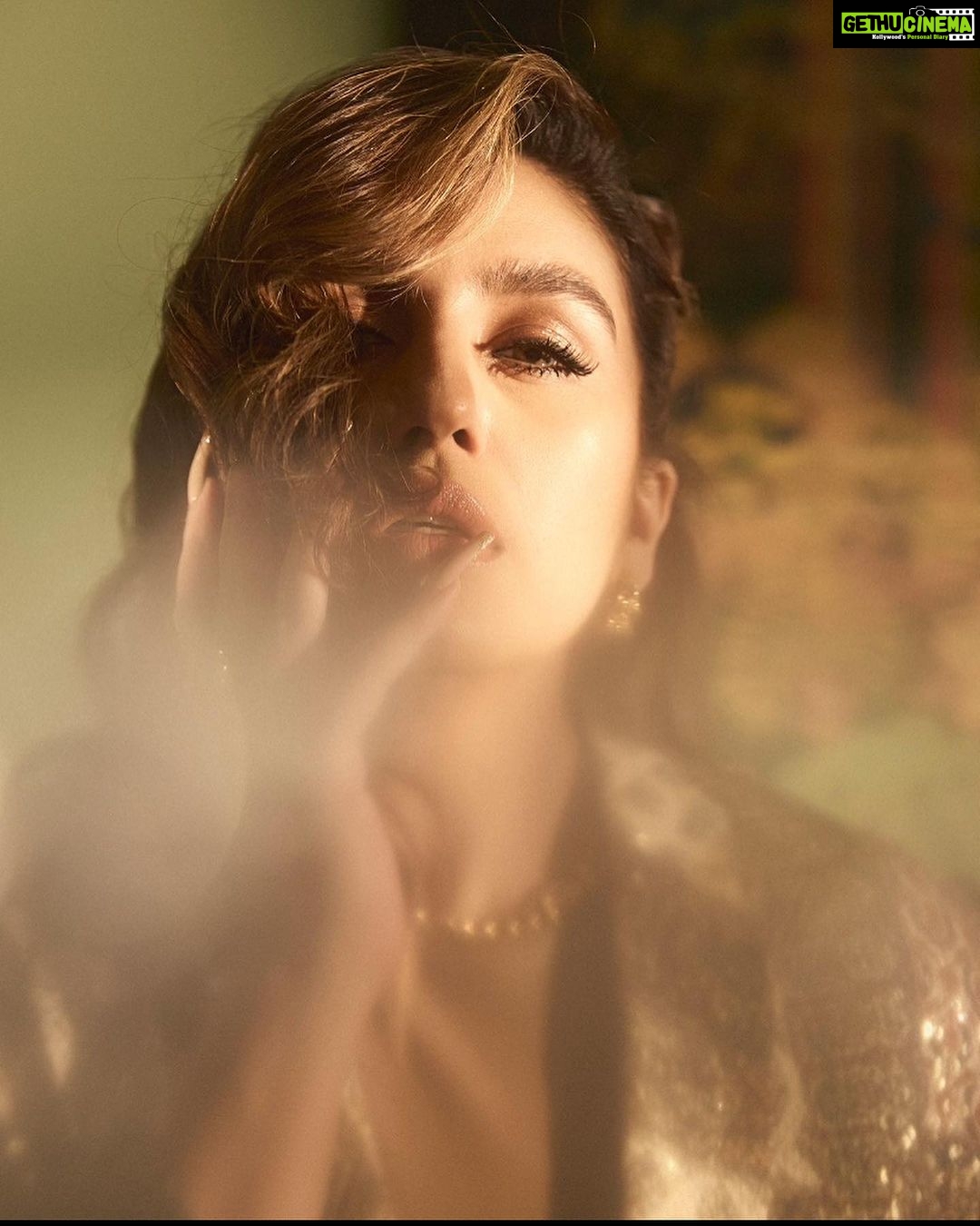 Huma Qureshi Instagram - Inn aankon ki masti kay …. Type baatein.. etc etc