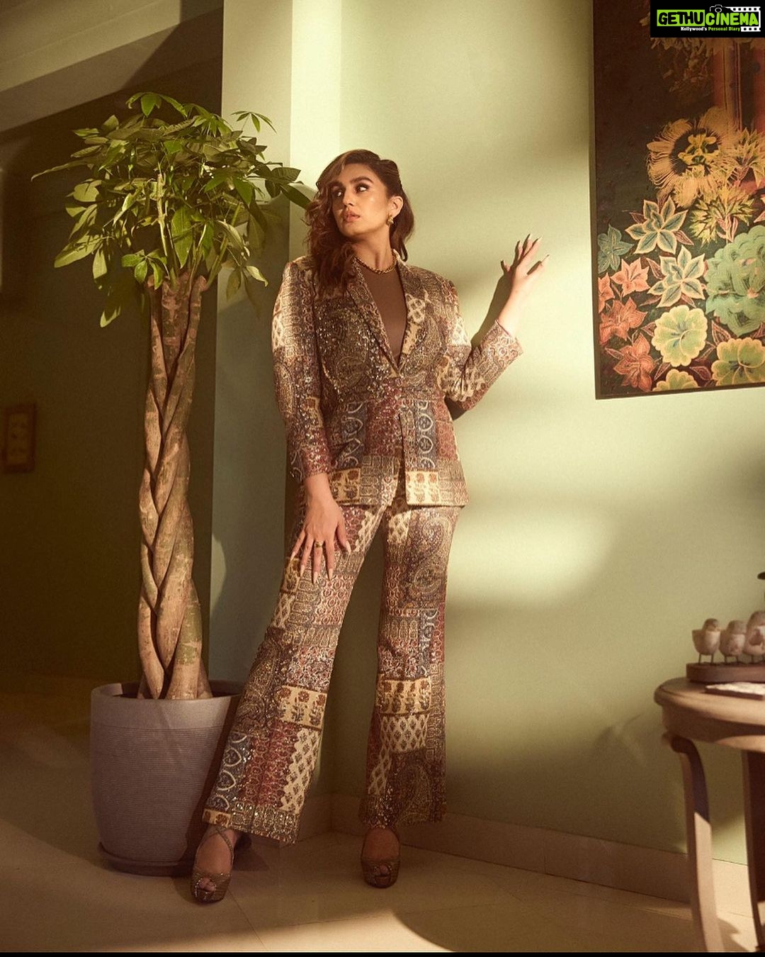Huma Qureshi Instagram - Let Art inspire Life … what else is there in the mundane anyway .. haina.. #goldengirl #mood #love Outfit: @eizabykaaj All jewellery: @e3kjewelry @ascend.rohank Bodysuit: @skims Shoes: @louboutinworld Styled by: @dhruvadityadave Hair by: @nargis9052 Make up by: @ritikavatsmakeupandhair Shot by: @gohil_jeet Nails @itssoezi
