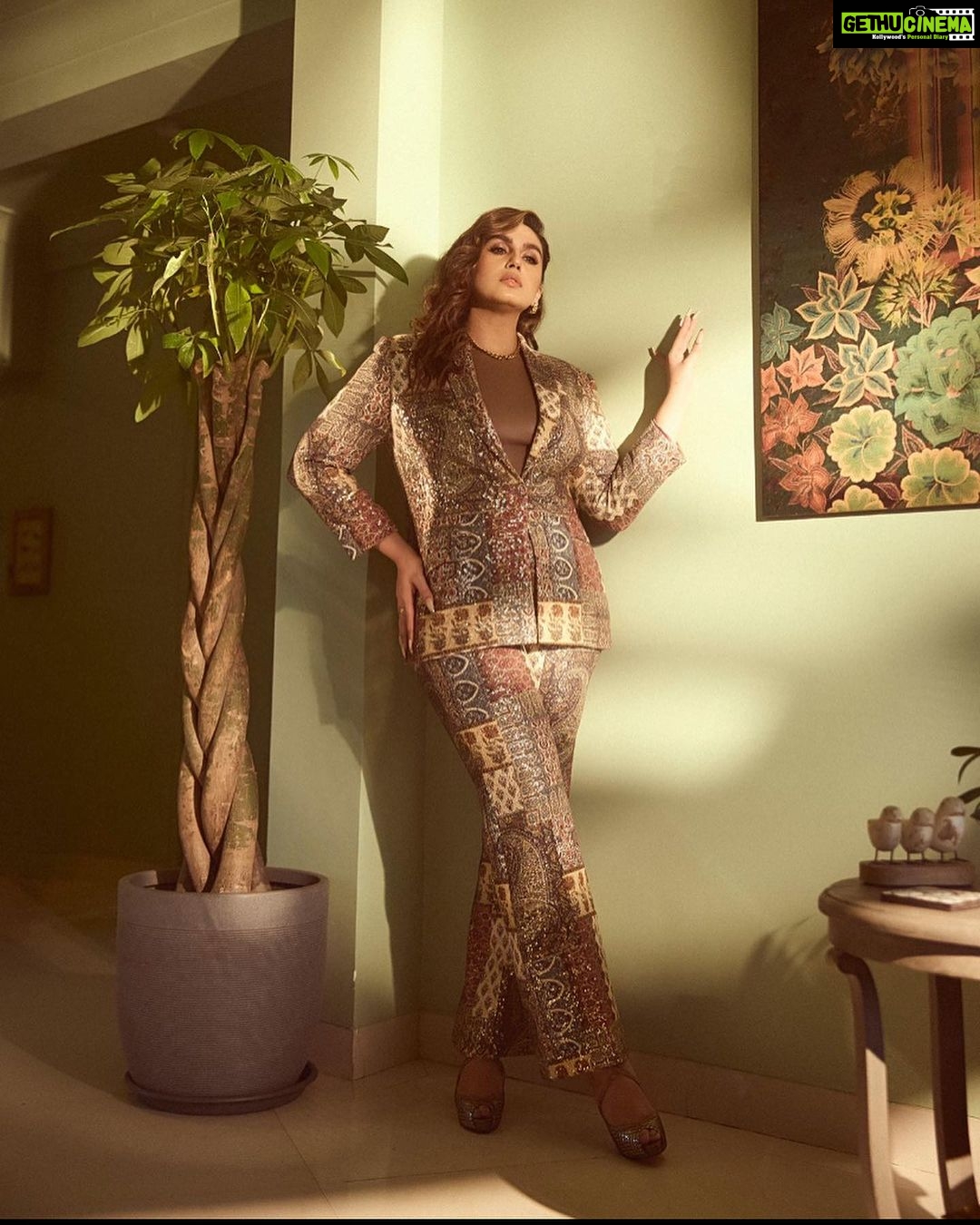 Huma Qureshi Instagram - Let Art inspire Life … what else is there in the mundane anyway .. haina.. #goldengirl #mood #love Outfit: @eizabykaaj All jewellery: @e3kjewelry @ascend.rohank Bodysuit: @skims Shoes: @louboutinworld Styled by: @dhruvadityadave Hair by: @nargis9052 Make up by: @ritikavatsmakeupandhair Shot by: @gohil_jeet Nails @itssoezi