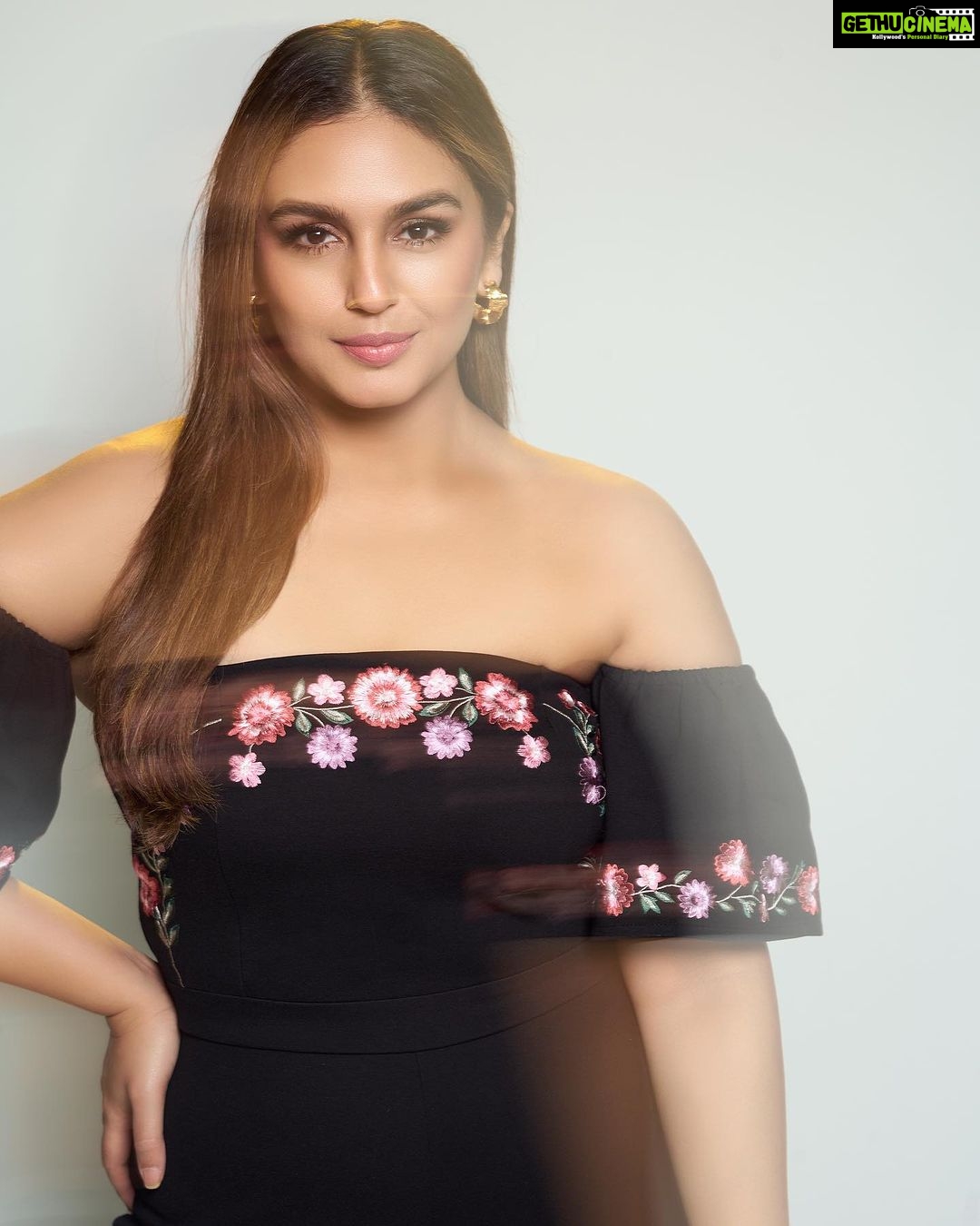 Huma Qureshi Instagram - Sundays are for lazingggg … but this is a shoot from #Tarla promotions #mood #love #lazy #mess Styled by : @sanamratansi Assisted by : @nirikshapoojary_ @ankitha_chauhan @sr_styleco Jumpsuit - @coverstoryfsl Earrings : @misho_designs Rings - @inezeofficial @zevarking Photographer : @ayushguptaphoto Hair : @rakshandairanimakeupandhair Make up : @ajayvrao721 Nails : @itssoezi