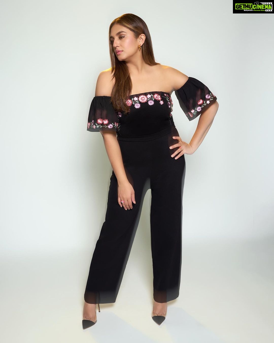 Huma Qureshi Instagram - Sundays are for lazingggg … but this is a shoot from #Tarla promotions #mood #love #lazy #mess Styled by : @sanamratansi Assisted by : @nirikshapoojary_ @ankitha_chauhan @sr_styleco Jumpsuit - @coverstoryfsl Earrings : @misho_designs Rings - @inezeofficial @zevarking Photographer : @ayushguptaphoto Hair : @rakshandairanimakeupandhair Make up : @ajayvrao721 Nails : @itssoezi