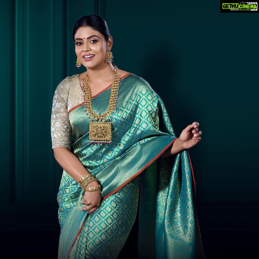 Ineya Instagram - @iam_ineya x @shopinaayat ✨ Award-winning actress, Ineya @iam_ineya is getting ready for festive season with a @shopinaayat “Urvashi Collection” emerald green banarsi saree ornamented with matching golden and emerald tassels along the pallah border 💚 Inaayat is a Dubai-based boutique for Indian wedding and party outfits, jewellery and pashmina shawls. They offer ready-to-wear and bespoke designs. 📍 Inaayat, @waficitydubai ☎️ +971503787001 ✨ Shop online at www.shopinaayat.com 🌎 We ship worldwide Model: @iam_ineya Saree: @shopinaayat Gold Jewellery: @arakkalgoldanddiamonds HMU: @makeoverbysmily . . . #ineya #saree #sareefashion #sareelove #silksarees #silksareesonline #greensaree #banarsisaree #onam #onamsaree #onamspecial #traditionalsaree #indianweddingwear #indianweddingfashion #dubaisarees #dubaiindianfashion #dubai #sareecollection #indianweddingstyle Dubai, United Arab Emirates