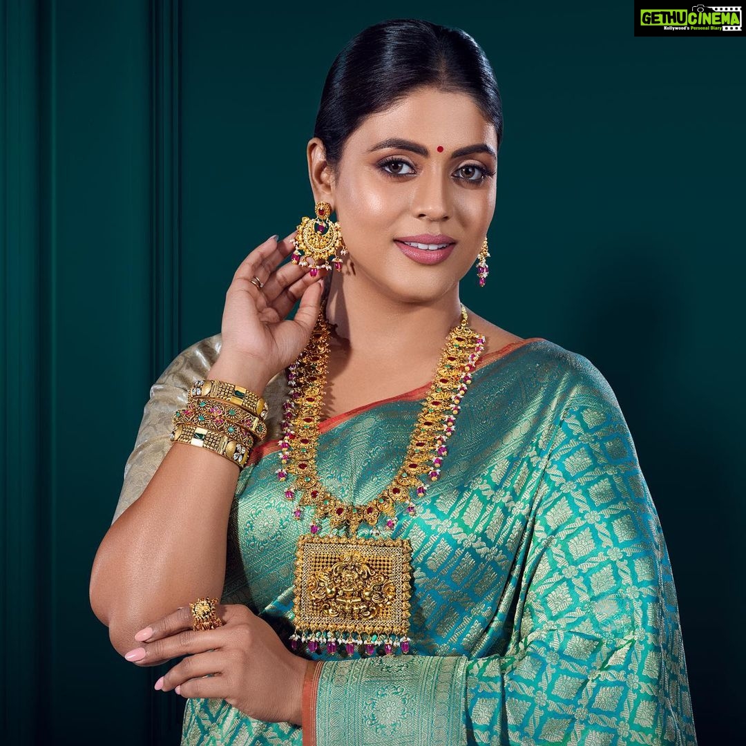 Ineya Instagram - @iam_ineya x @shopinaayat ✨ Award-winning actress, Ineya @iam_ineya is getting ready for festive season with a @shopinaayat “Urvashi Collection” emerald green banarsi saree ornamented with matching golden and emerald tassels along the pallah border 💚 Inaayat is a Dubai-based boutique for Indian wedding and party outfits, jewellery and pashmina shawls. They offer ready-to-wear and bespoke designs. 📍 Inaayat, @waficitydubai ☎️ +971503787001 ✨ Shop online at www.shopinaayat.com 🌎 We ship worldwide Model: @iam_ineya Saree: @shopinaayat Gold Jewellery: @arakkalgoldanddiamonds HMU: @makeoverbysmily . . . #ineya #saree #sareefashion #sareelove #silksarees #silksareesonline #greensaree #banarsisaree #onam #onamsaree #onamspecial #traditionalsaree #indianweddingwear #indianweddingfashion #dubaisarees #dubaiindianfashion #dubai #sareecollection #indianweddingstyle Dubai, United Arab Emirates