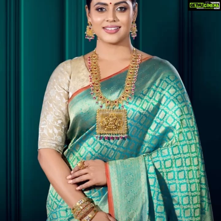 Ineya Instagram - @iam_ineya x @shopinaayat ✨ Award-winning actress, Ineya @iam_ineya is getting ready for festive season with a @shopinaayat “Urvashi Collection” emerald green banarsi saree ornamented with matching golden and emerald tassels along the pallah border 💚 Inaayat is a Dubai-based boutique for Indian wedding and party outfits, jewellery and pashmina shawls. They offer ready-to-wear and bespoke designs. 📍 Inaayat, @waficitydubai ☎️ +971503787001 ✨ Shop online at www.shopinaayat.com 🌎 We ship worldwide Model: @iam_ineya Saree: @shopinaayat Gold Jewellery: @arakkalgoldanddiamonds HMU: @makeoverbysmily . . . #ineya #saree #sareefashion #sareelove #silksarees #silksareesonline #greensaree #banarsisaree #onam #onamsaree #onamspecial #traditionalsaree #indianweddingwear #indianweddingfashion #dubaisarees #dubaiindianfashion #dubai #sareecollection #indianweddingstyle Dubai, United Arab Emirates