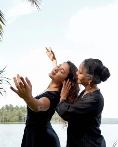 Isha Sharvani Instagram - It was so special having @meeteshtaneja come to our studio in Kerala to spend a day with the Daksha Sheth Dance Company. 

Thank you for capturing moments that bring back such cherished memories of a tribe of artists coming together to put on a show. Our art, laughter, hard work and passion seen through your lens 🙏🏾❤️

So much love 💕