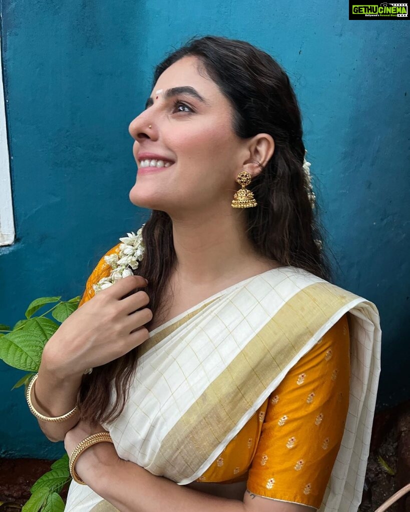 Isha Talwar Instagram - What a year I am having in Kerala - we don’t just dress up on Onam- we dance / act pretty much everyday and flow ! It’s hard to stay away from home for long periods but Guruji’s home makes it worth it for me … Onashamsagal - truly a new year for me in every sense of it ! @natanakairali 🍀🌸 #anartistsway