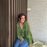 Isha Talwar Instagram - Chillin vibes and Navratri delights! Something so special about mom making all the yummy fasting food and eating it with her too ! Beautiful shirts by @alpareena 💚 P.S : please ignore the switchboards - my mom is my official photographer 😂 #navratri #fasting #day2done !